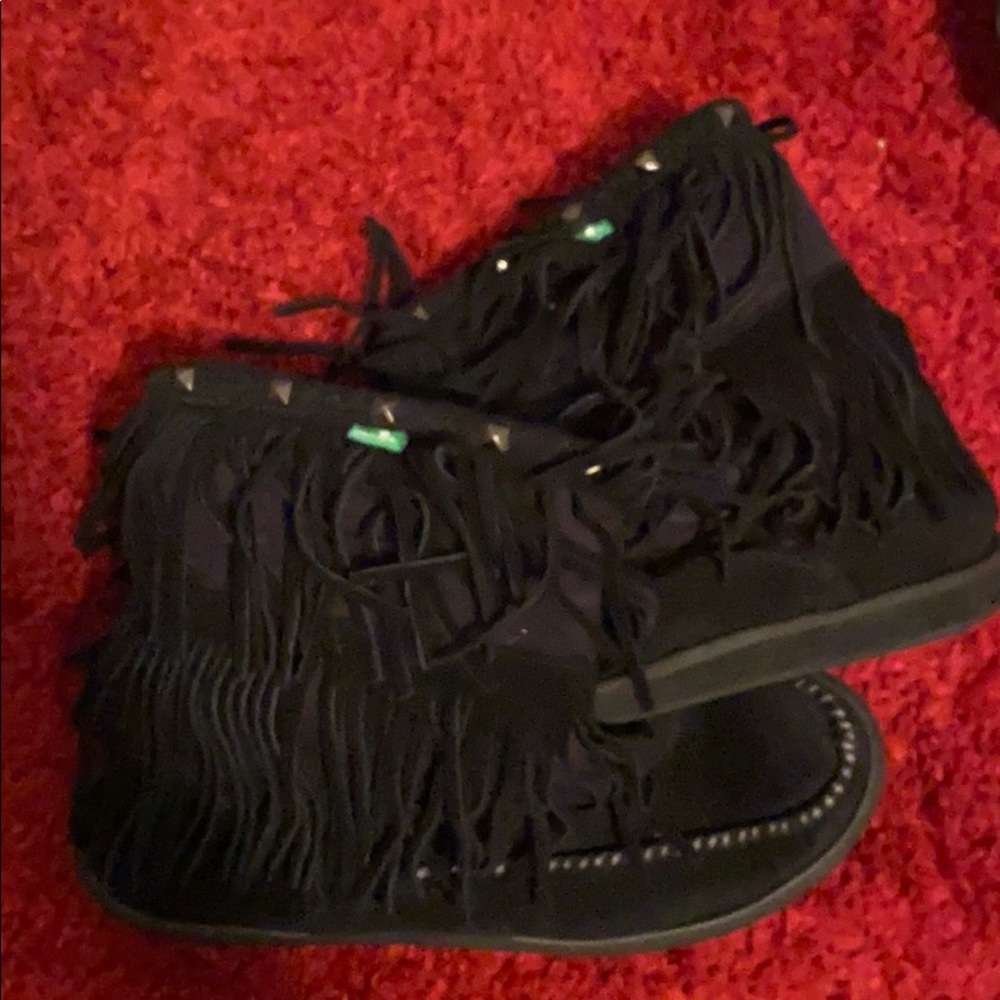 Sanuk booties with fringe